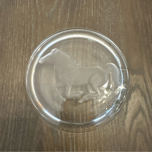 Hoya Crystal Etched Horses Wine Bottle Coaster/Trinket Dish - 5-1/4"‎ x 1" - Picture 3 of 4